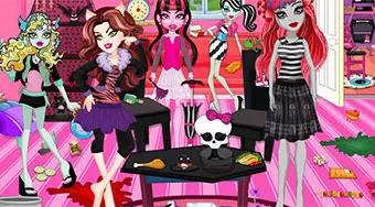 Draculaura Cleaning Urgent